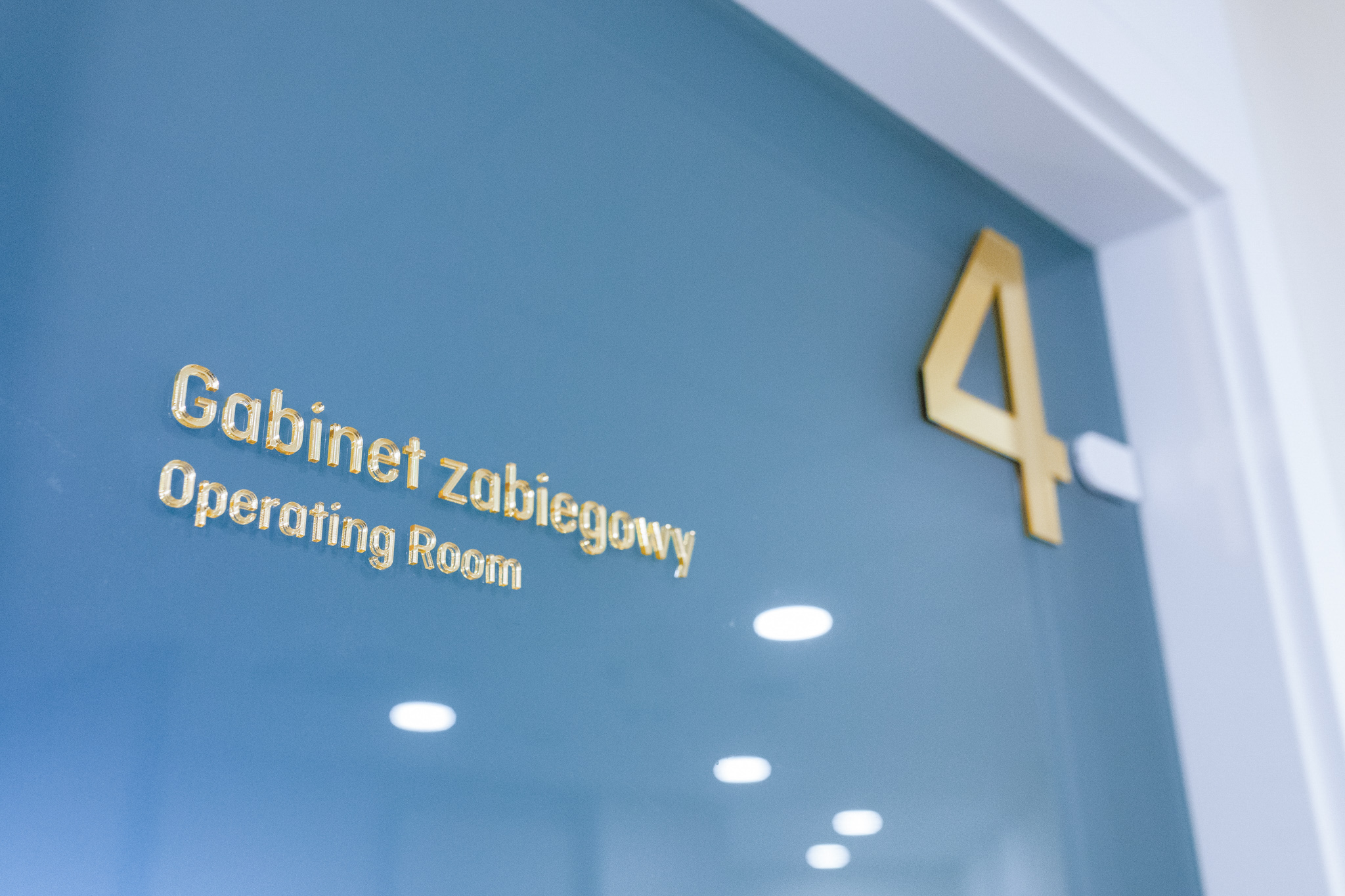 Lekarz omawia wyniki z pacjentem